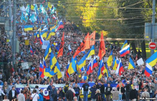 تظاهر آلاف الأشخاص في موسكو في 21 سبتمبر/أيلول للاحتجاج على النزاع في شرق اوكرانيا وضد دعم الكرملين للانفصاليين الموالين لروسيا. ردد المتظاهرون شعارات مثل "لا للحرب"، و"لا تطلقوا النار على إخوانكم"، و"أوكرانيا، نحن معكِ". وجرت مسيرات سلمية أيضا في سانت بطرسبرغ ومدن أخرى في أوكرانيا.  فيديو بواسطة ايفان فورونين [Ivan Voronin]، راديو أوروبا الحرة/راديو الحرية، الخدمة الروسية