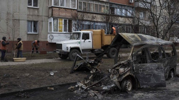 Jan. 27, 2015: Municipal workers clear away debris at the site of Saturday's shelling in Mariupol, Ukraine. (AP)
