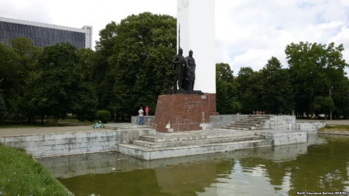 Памятник "Навеки с Россией" в Майкопе