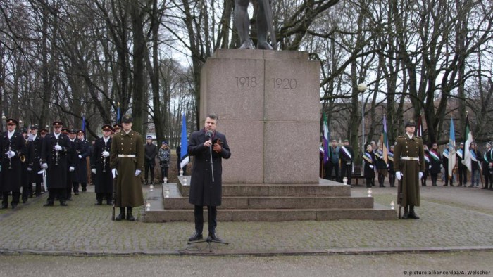 Глава МИД Эстонии Урмас Рейнсалу выступает в Тарту на церемонии в честь 100-летия Тартуского мирного договора