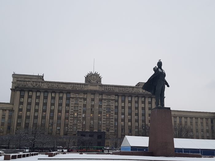 A Lenin statue (and a bird) in front of the House of Soviets on Moskovskaya Ploschad in St. Petersburg. (Photo: Fredrik Tombra) /  Liden & Denz.