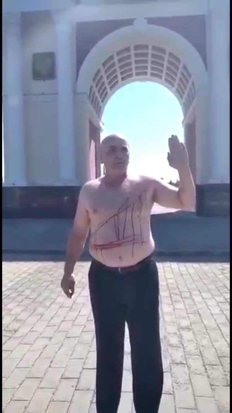 A Man Protesting the Lack of Reaction to Repeated Insults by Artemy Lebedev / Мужчина, протестующий против непреодолимой реакции на неоднократные оскорбления Артемия Лебедева